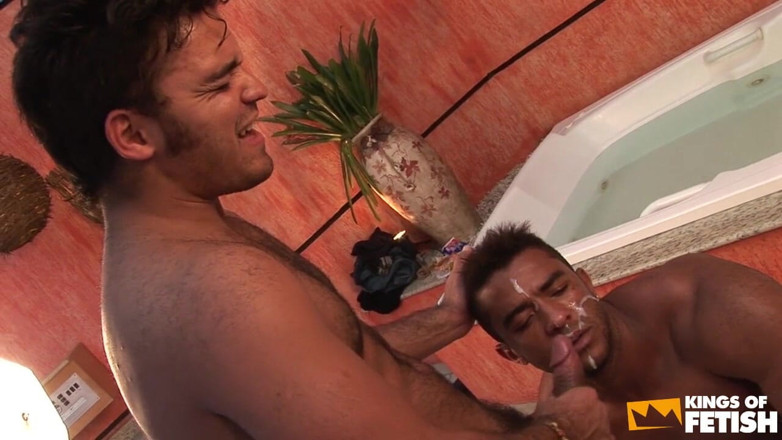 Gay Diaries: ハンサムな男は、お風呂に入った後、タイトな嫌いな人と彼の筋肉の友人を破壊します