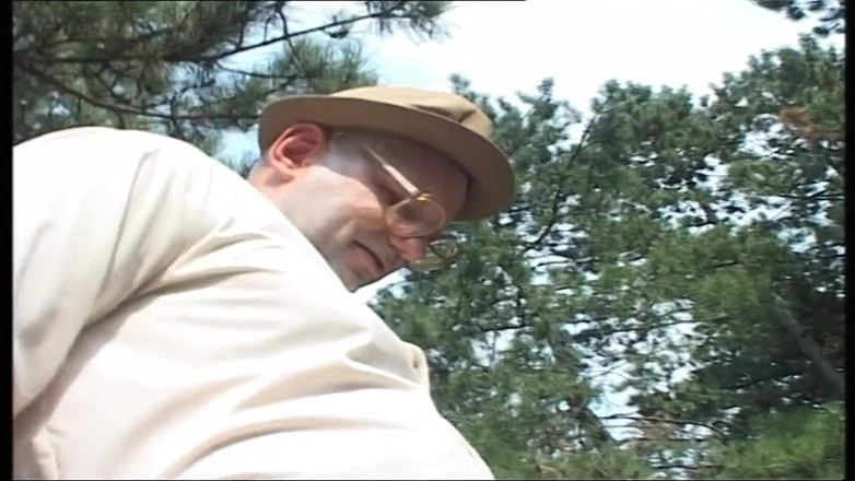 Piss Lover: Ragazza Marianne Piscia E Scopa Nonno Arrapato All'aperto