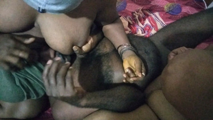 Tamil lesbian: إرضاع الحليب في ثلاثي ساخن