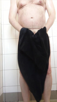 Garçon En Nylon Nu Debout Mouillé Sous La Douche