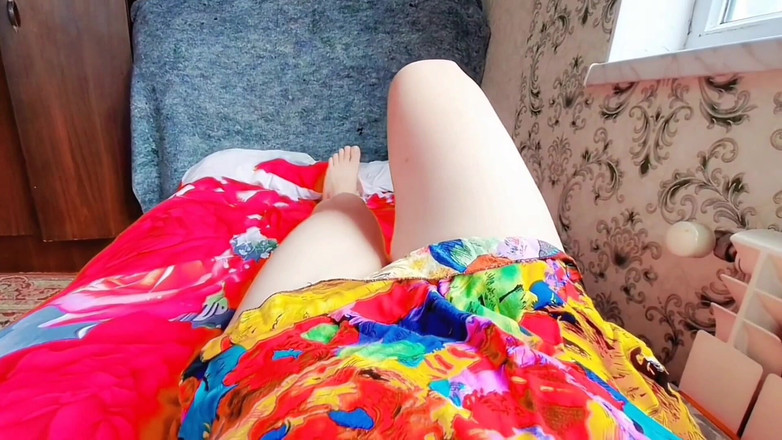 Kitty_Cross: 白い滑らかな脚にセクシーな網タイツを履き、初めてのハイヒールを履くと、美しくセクシーに見えます