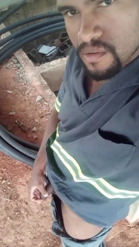 Masturbándose escondida en el trabajo