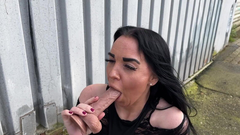 Mia XXX: Miaxxx Dildo Solo am Hafen
