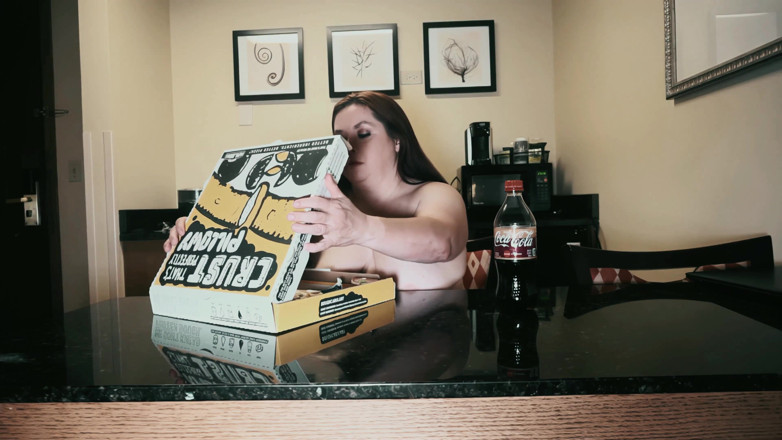 SexyNEBBW: Pizza grows my belly and ass