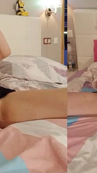 Transsexuala Anna se joacă cu fata ei pe patul ei