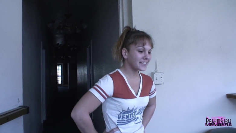 Dream Girls: La camarera local necesita efectivo extra
