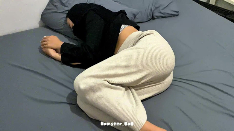 Hamster_Ball: Тривожна моя зведена сестра-мусульманка 18+ у своїй кімнаті