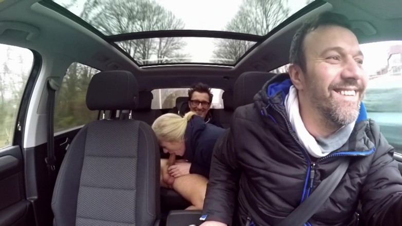 Pornstars fucking Japan Style: Sexy blonde doorboorde rijpe vrouw geneukt in de auto