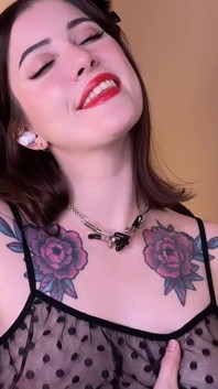 Kittys spielzeit mit Vibrationen
