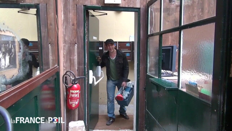 Girls Bang: Дрянная брюнетка трахается с ручкой отвертки