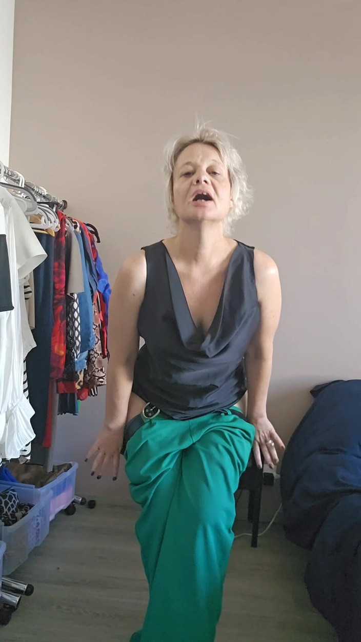 Sofy13: La sfârșitul zilei, foarte fierbinte, sunt toată udă, am dorința...