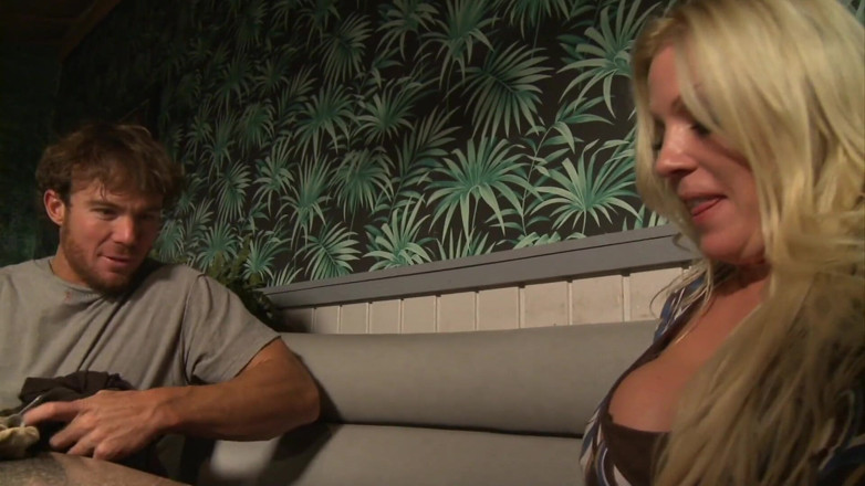 Dirty fantasy: Lusty stepmom fucks in her favorite diner