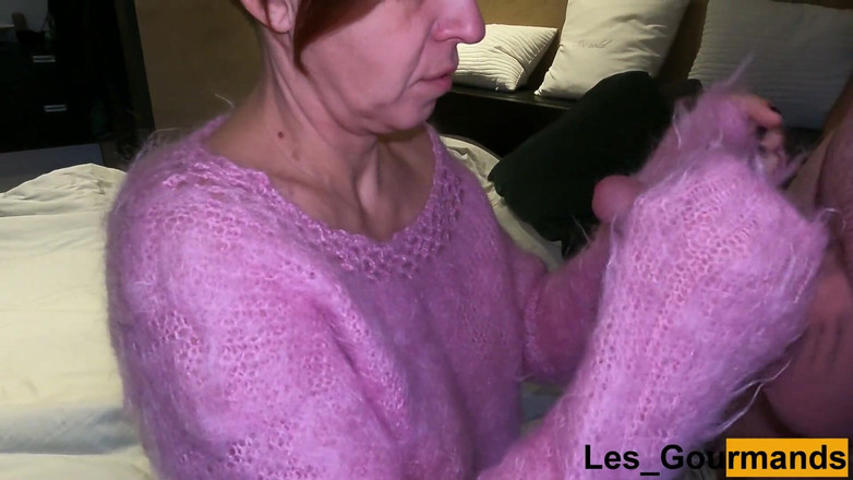 Les Gourmands: 4K - nahá MILFka jen s mohérským vlněným svetrem, honí ptáka,...