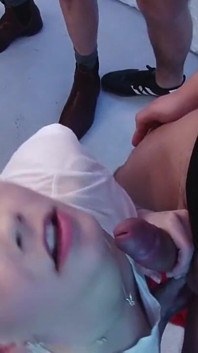 Veel grote pikken in een orgie voor sexy blondine