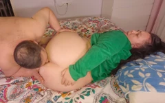 Napalona żona dostaje jej cipkę i tyłek zjedzone, ostro zerżnięta i zalana