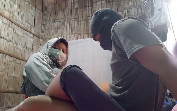 Martin13: ¡Mi hijastra me da una masturbación gótica con sus pies!...