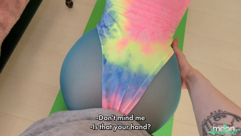 Anstralia: Tu jouis sur mon cul ! l’athlète bouge son cul devant...