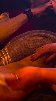 Squirtet Auf Schwanz Und Gibt Dann Einen Perfekten Handjob