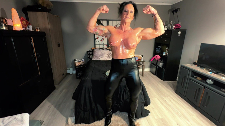 Kandylegsxxx: Kandys บัญชาการภาระของคุณในกางเกงหนังของเธอ