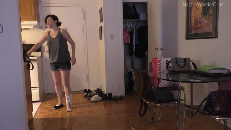 Natalie Wonder: Limping around in my air cast &amp; the distressing distress of...