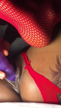 Doce e sexy menina se divertindo com seu pau caseiro
