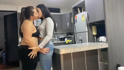 zoemelissa: Šukám svého smaženého v kuchyni, zatímco můj manžel pracuje