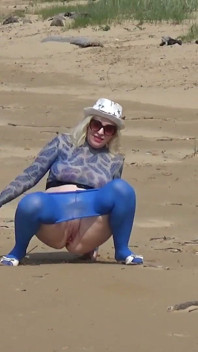 Gouden regen 95 - pissen op het strand