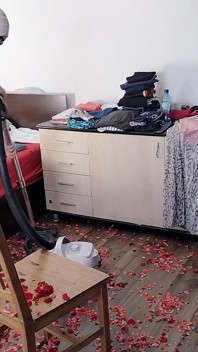 Esposa amateur divirtiéndose con rosas Mamá sexy limpia con la aspiradora.