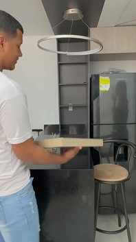 Saya mengongkek lelaki penghantar pizza untuk mengelakkan membayar untuk itu.