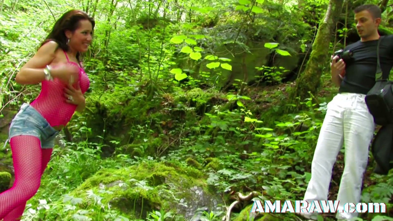 Amaraw: Si rambut coklat Shannaya Tweeks dipancut muka di dalam hutan