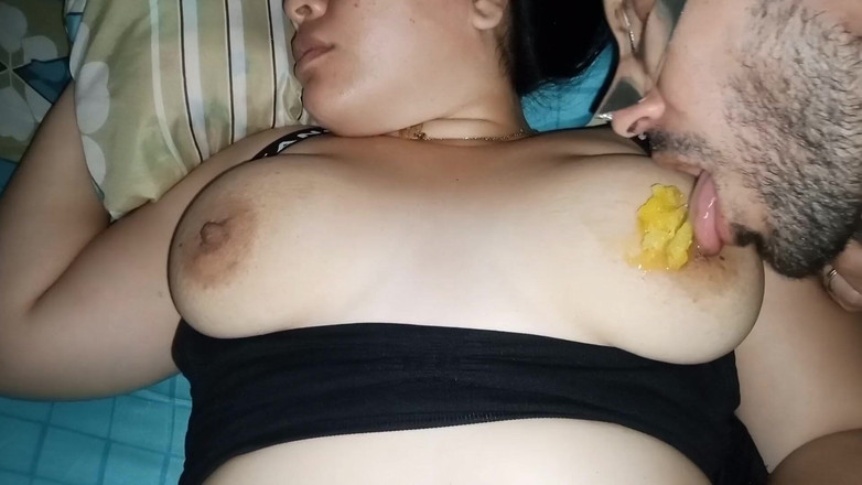 Kriztalyaram: 그녀의 큰 젖꼭지를 빨고, 아름다운 자연스러운 가슴에 과일 아이스크림을 바르며