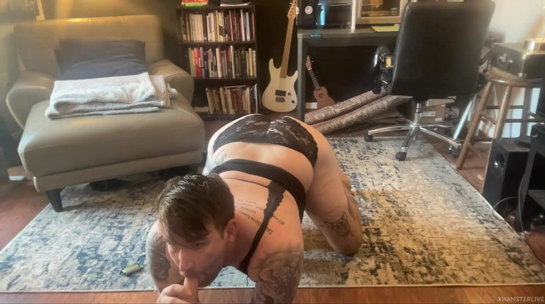 Dirtytrisha: in privato succhio il mio dildo in abito di pizzo