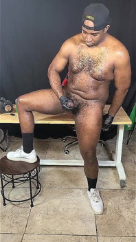 Oleada musculosa gay streamer masturbando pau gigante depois de malhar