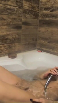 La bellissima ragazza con i jeans attillati provoca con un mega orgasmo nella vasca da bagno a casa mentre fuma