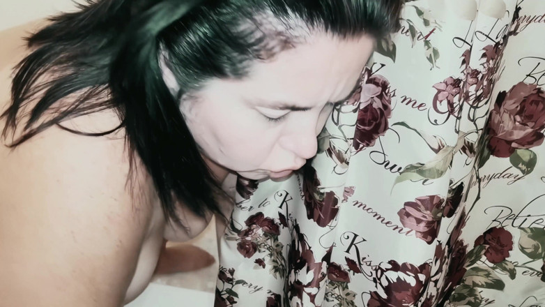 SexyNEBBW: Se ducha y luego se ensucia con un facial - remaster
