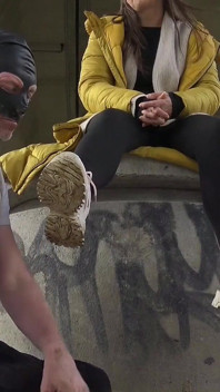 Lamiendo zapatillas muy embarradas