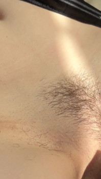 Ik was mijn ballen aan het scheren toen mijn vrouw klaarkwam. Ik hielp haar met het scheren van haar poesje. Droog scheren klinkt. Orgasme.