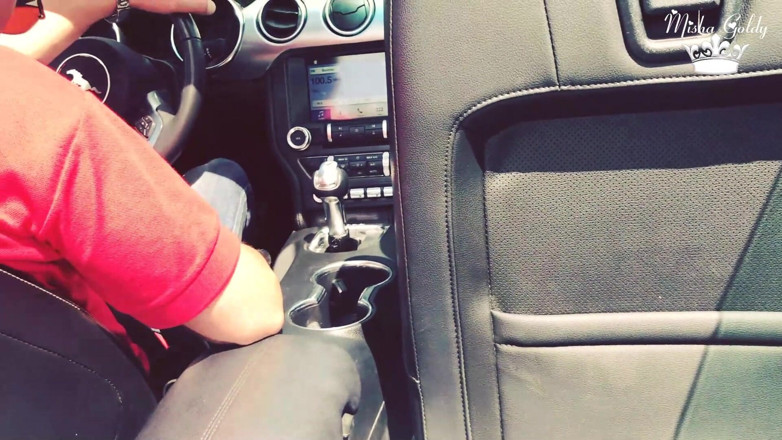 Goddess Misha Goldy: Piedi provocanti in mustang cabriolet