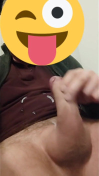 我拍摄了强大的高射精，然后用精液覆盖我的T恤