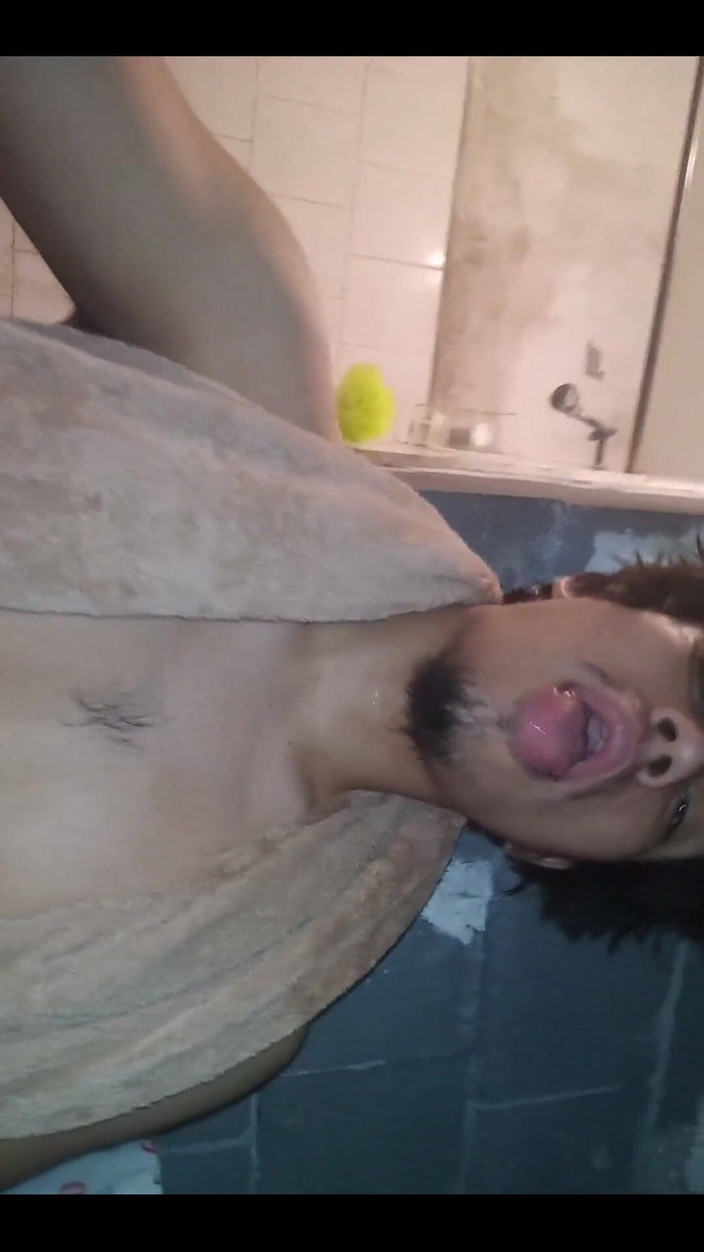 AlexAlejandro13: Seu bom garoto no banheiro cadela