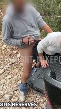 Diese Kleine Schlampe Geht in Den Wald, Um Hinten Im Pickup Gefickt Zu Werden