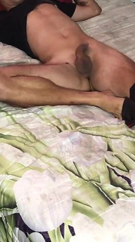 Se lo pongo por toda la garganta y él va al baño