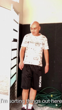 Matrigna Rinchiusa accidentalmente nel seminterrato con l'amico del cornuto