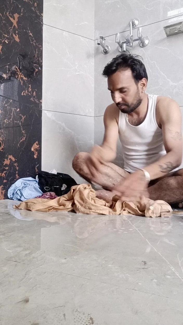 Rajasthani-old-lover: Cậu bé Ấn Độ thích giặt đồ lót của cha