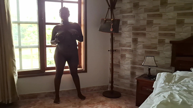 BMCs: Đụ một người phụ nữ xinh đẹp, tự nhiên trong khi...