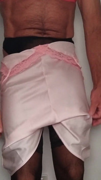 CD Trans yeni pembe gecelik ve külot sergiliyor