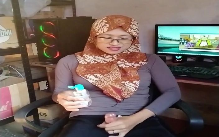 Mitha Zhe: Indo Shemale Hijab Onani i office