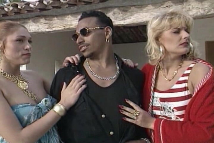 Filles Francaises: İki Fransız hatunla harika açık havada anal üçlü grup seks