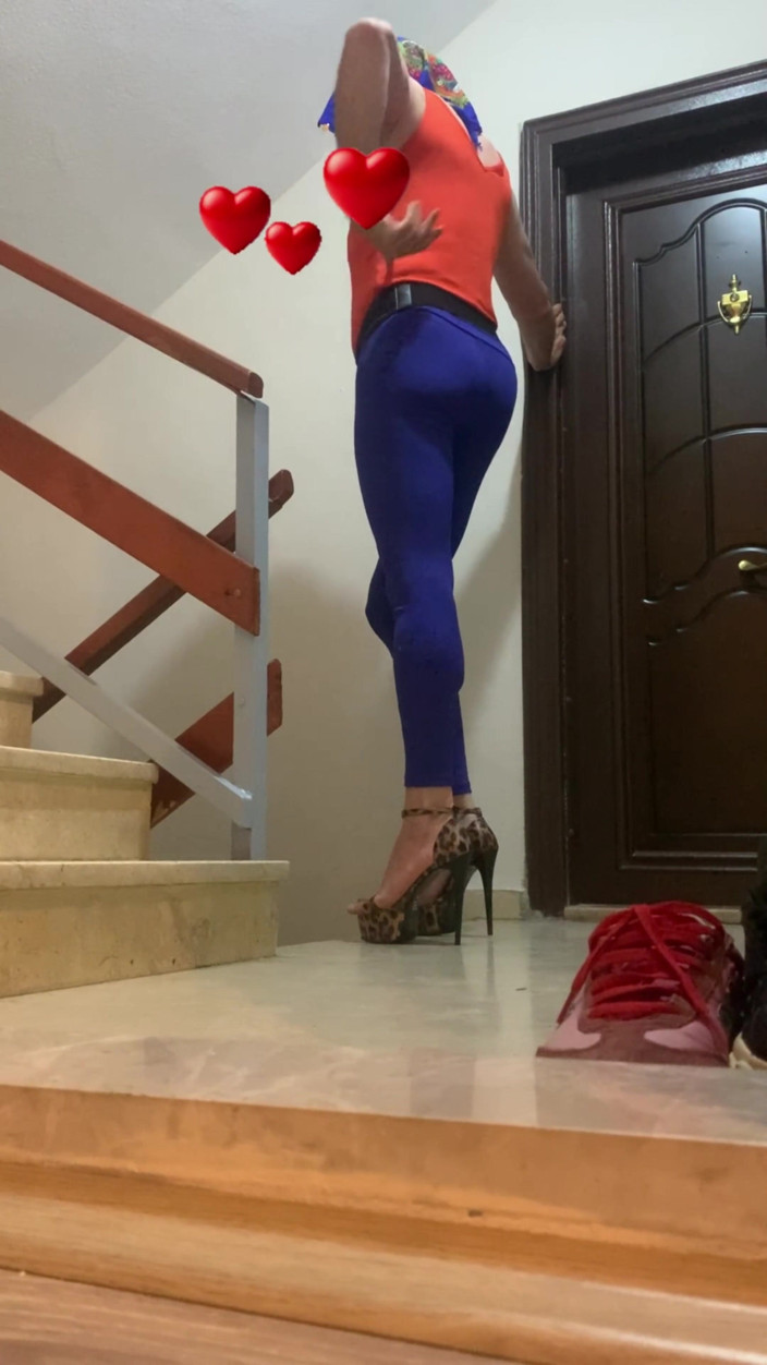 cd_aysemmm: Tôi đã khoe con cu của mình cho anh chàng giao...