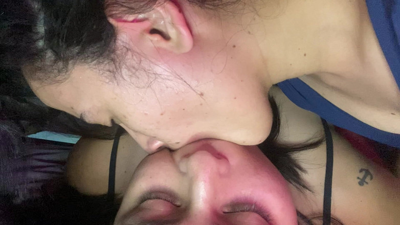 zoemelissa: Une coquine suce mon énorme langue